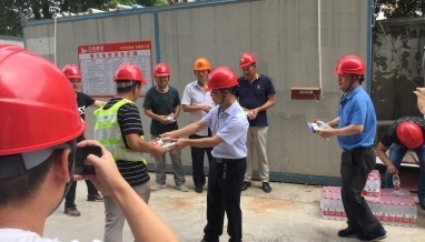 市建設(shè)局領(lǐng)導(dǎo)赴我公司世紀(jì)路學(xué)校項(xiàng)目進(jìn)行高溫慰問(wèn)