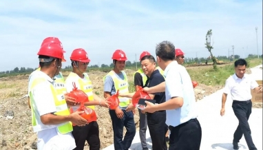 立信丨嘉興市教育局領(lǐng)導(dǎo)高溫慰問送清涼，殷殷關(guān)懷鼓干勁