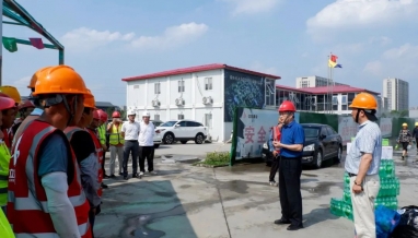 嘉興市建筑業(yè)行業(yè)協(xié)會秘書長洪志躍等一行蒞臨我集團承建項目高溫慰問