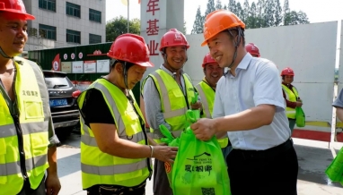 桐鄉(xiāng)市總工會黨組書記、主席成曉萍一行蒞臨我集團承建項目高溫慰問